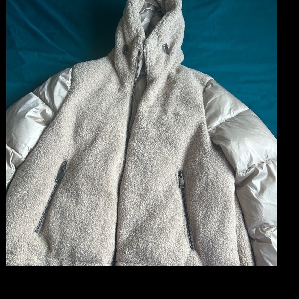 Calvin Klein Light Tan Outerwear New
For the chilly weather or snowing days ♥️
